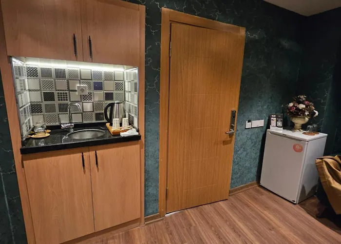 Отель The Devman & Terrace 2*